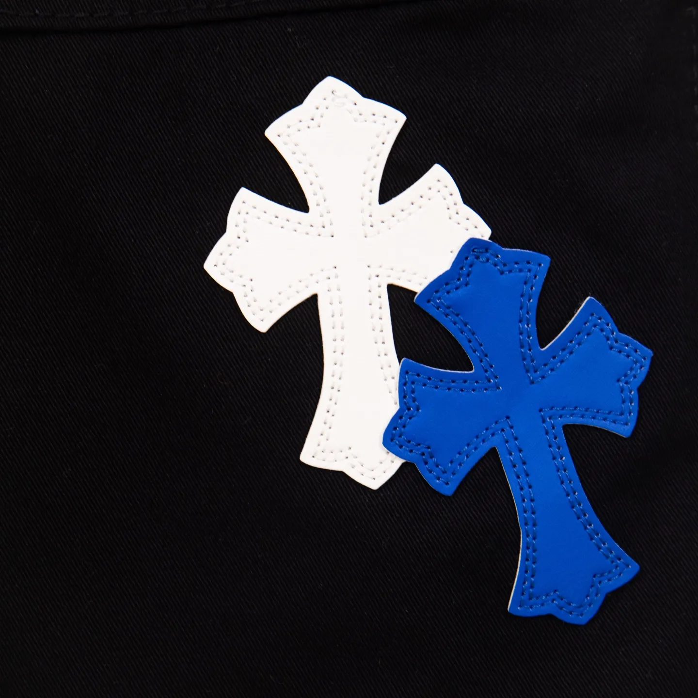 P260 Chrome Hearts Chrome Hearts black denim with white and blue multi-leather hot jeans. CH jeans need to be washed and then disassembled and hand-stitched with sheepskin cross leather and then spliced ​​to complete. The whole piece has too many craftsmanship to explain. The patchwork cross pattern is embellished, and the high-waisted washed jeans! ! Absolutely high-end luxury products, god-level single products, super popular products, made with top heavy industry, a magic weapon that cannot be missed. About Kroxin This is an extremely luxurious fashion brand, which can also be called the aristocrats of the high street. It has always been an exclusive brand for some hipsters or rich second generation. Compared with ordinary high streets, it is more luxurious and noble. Compared with luxury brands, it has a more fashionable personality and has always been a brand that I have a special liking for. Style number: 1765# Color: black Size: 28 30 32 34 36